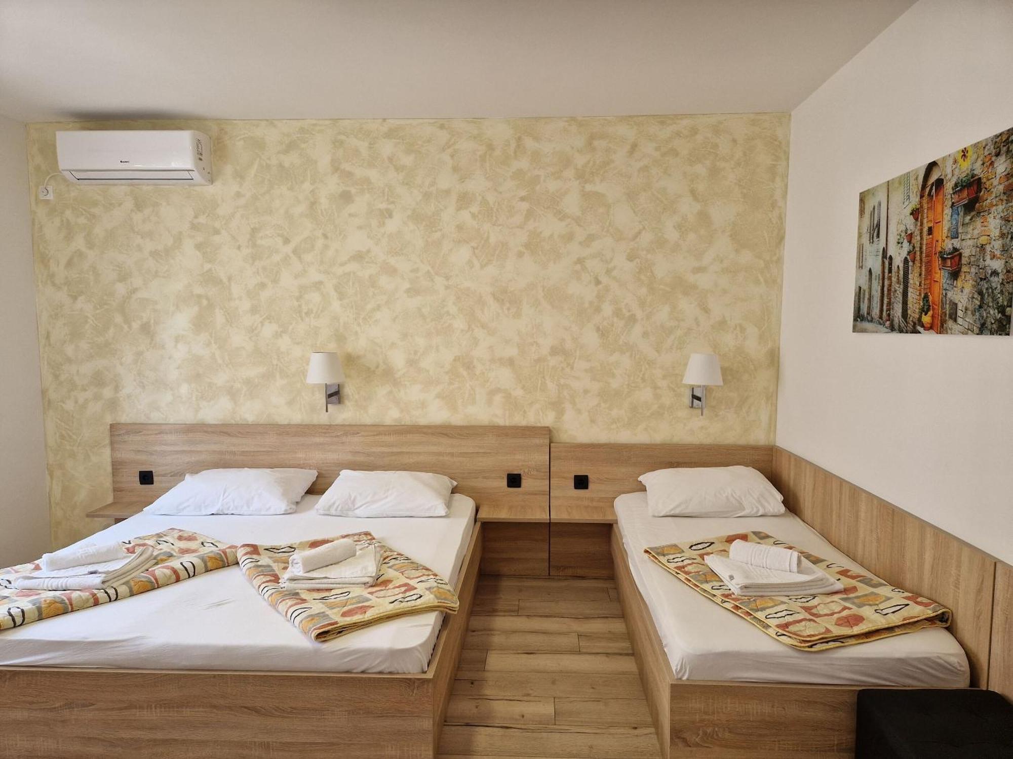 Apartment And Rooms Amenka Novalja Exterior foto