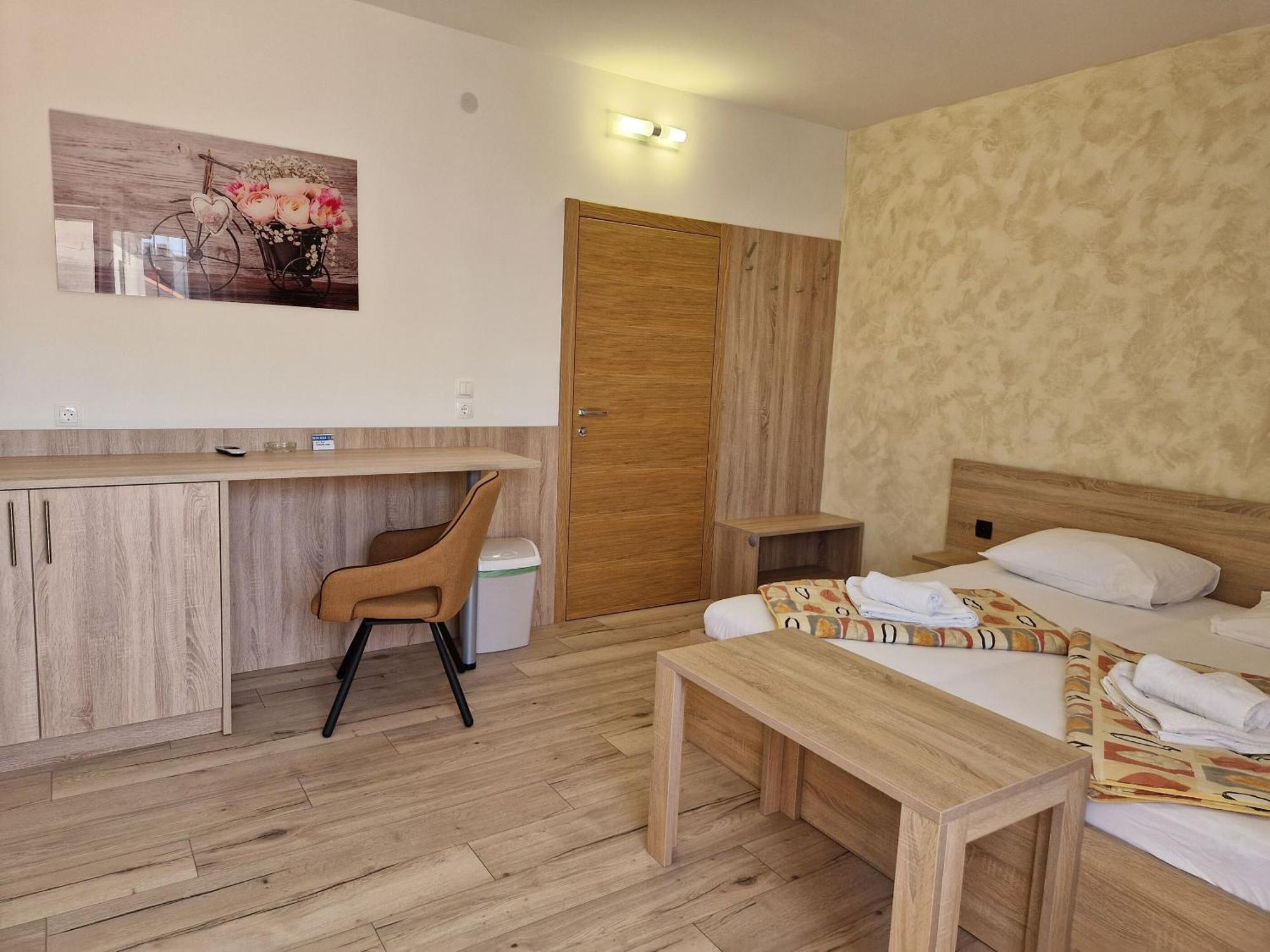 Apartment And Rooms Amenka Novalja Exterior foto