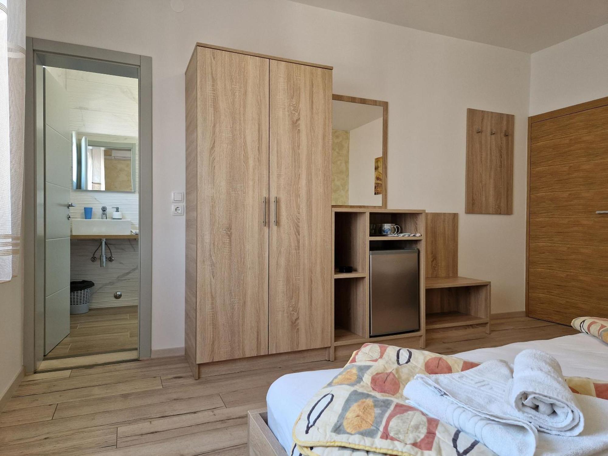 Apartment And Rooms Amenka Novalja Exterior foto