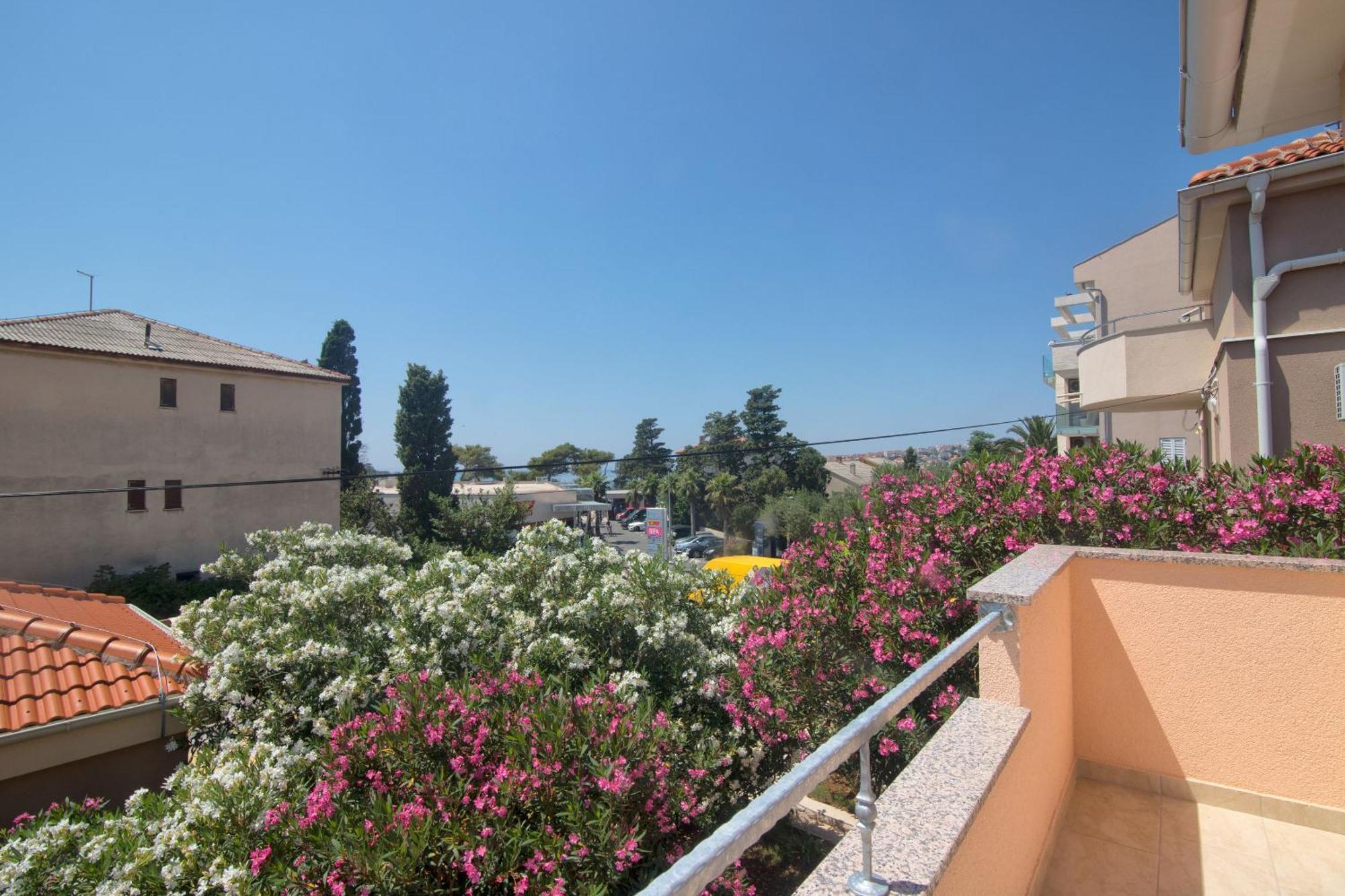 Apartment And Rooms Amenka Novalja Exterior foto