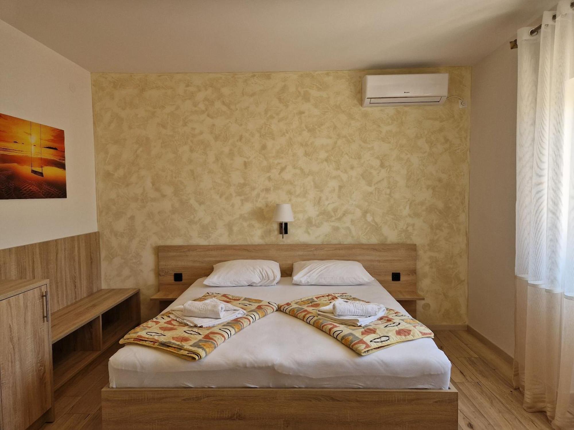 Apartment And Rooms Amenka Novalja Exterior foto