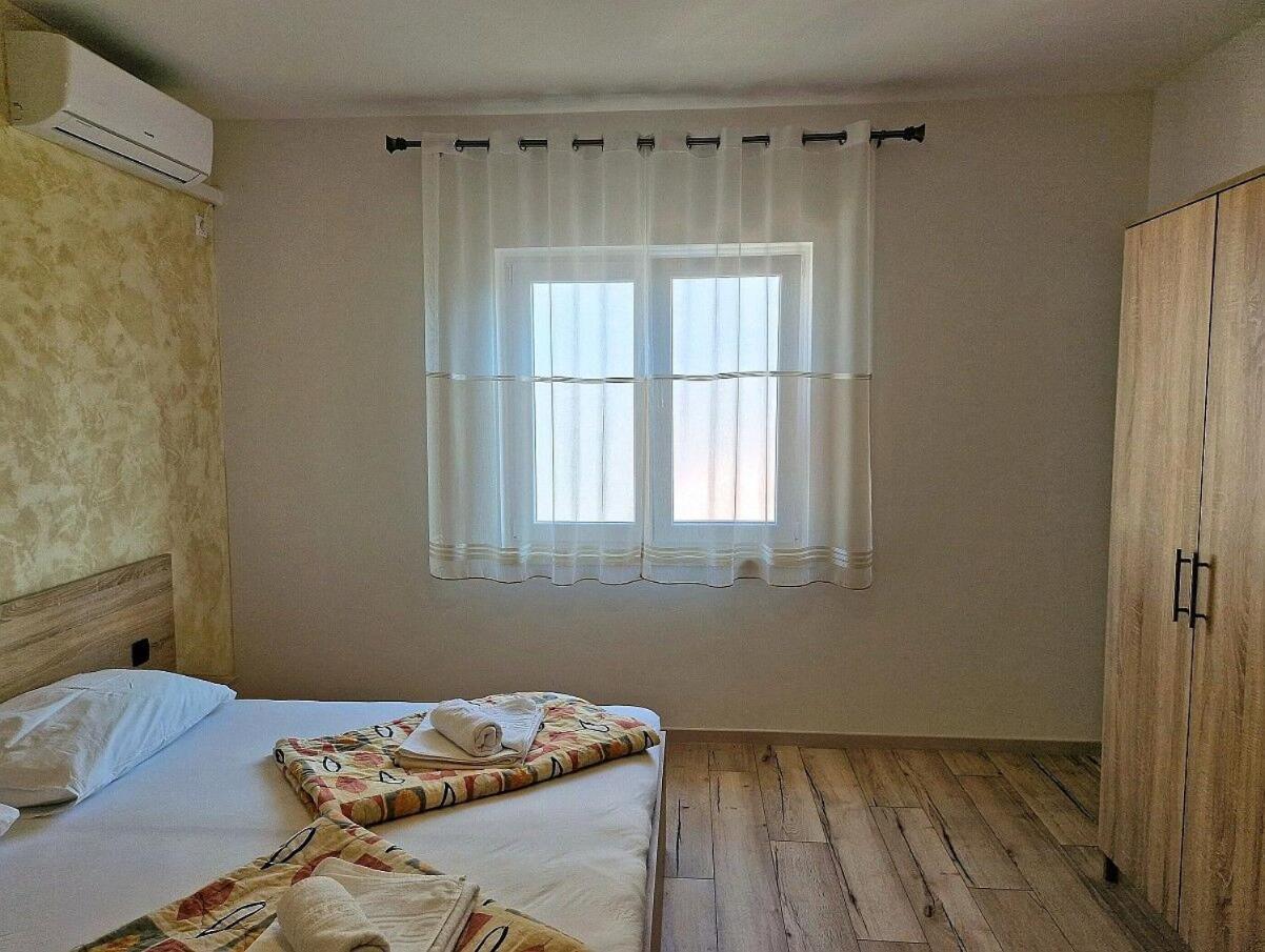 Apartment And Rooms Amenka Novalja Exterior foto