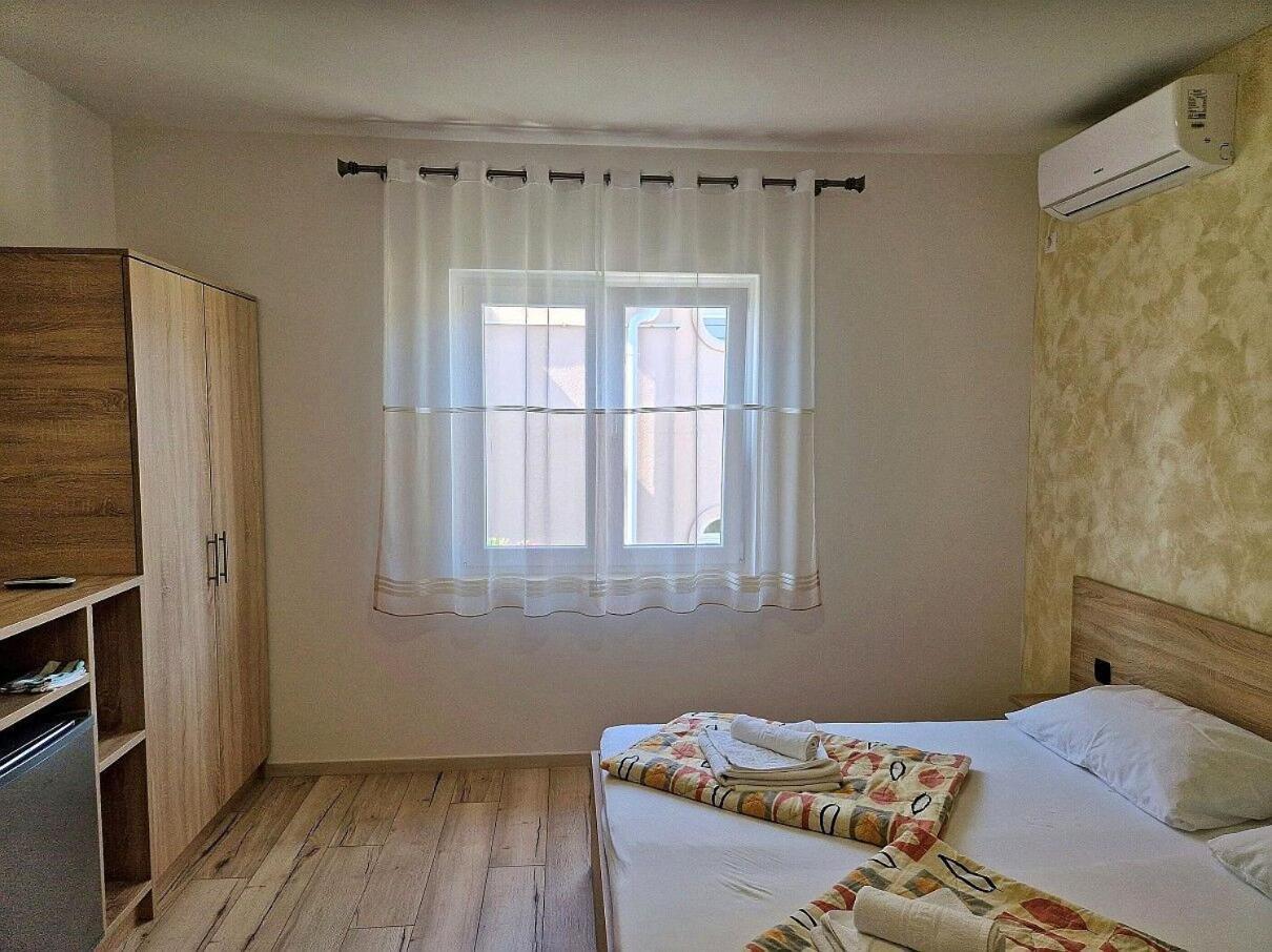 Apartment And Rooms Amenka Novalja Exterior foto