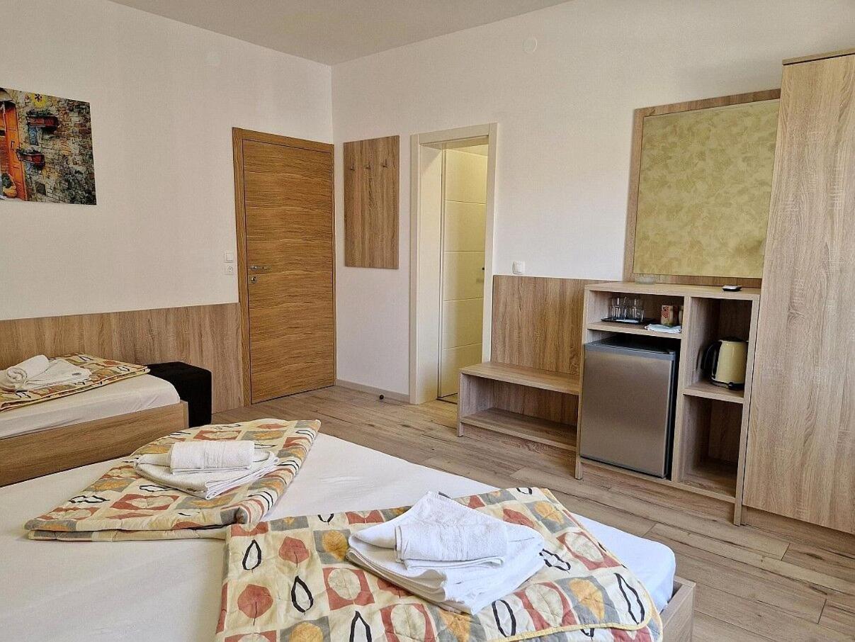 Apartment And Rooms Amenka Novalja Exterior foto