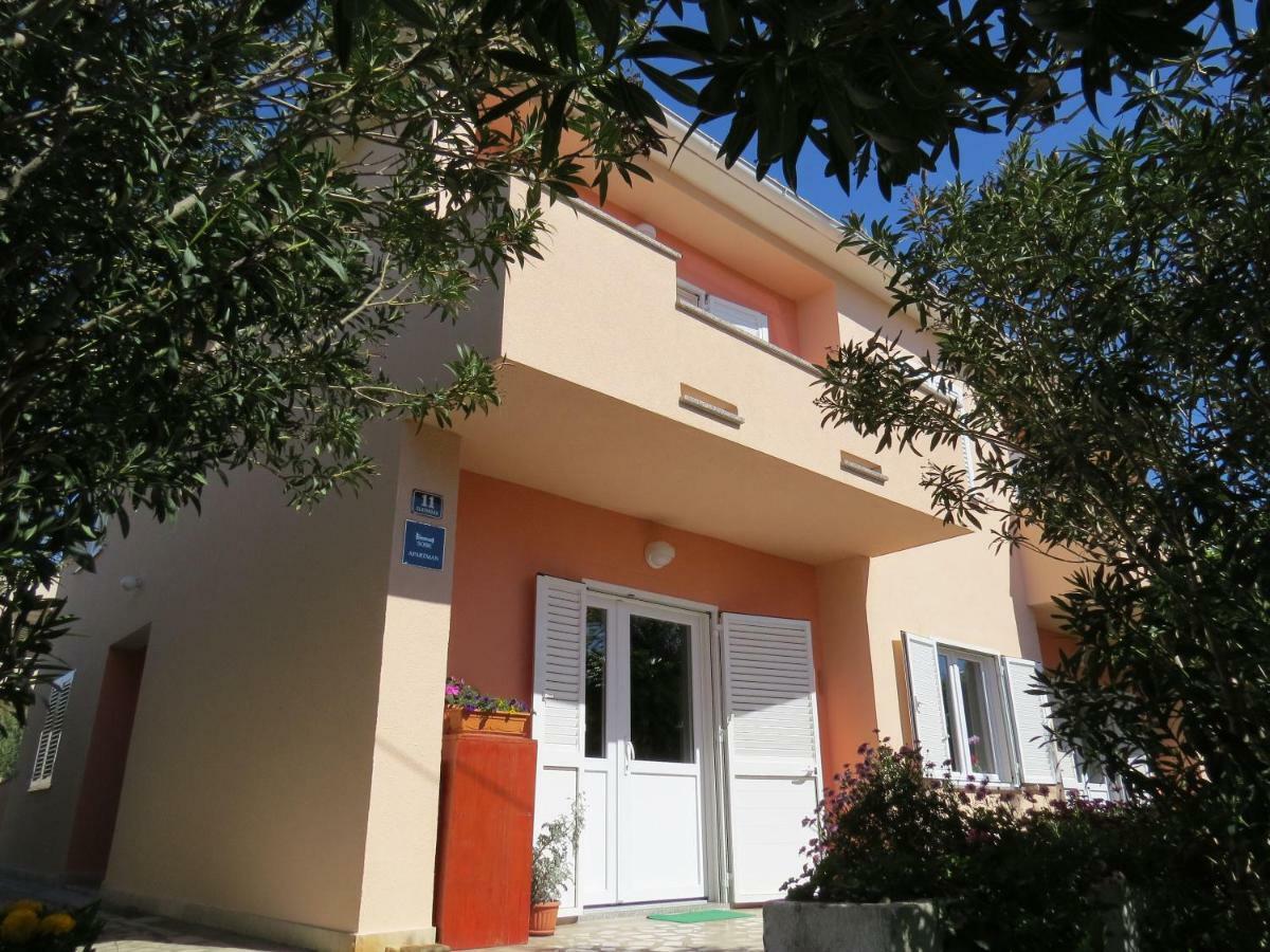 Apartment And Rooms Amenka Novalja Exterior foto