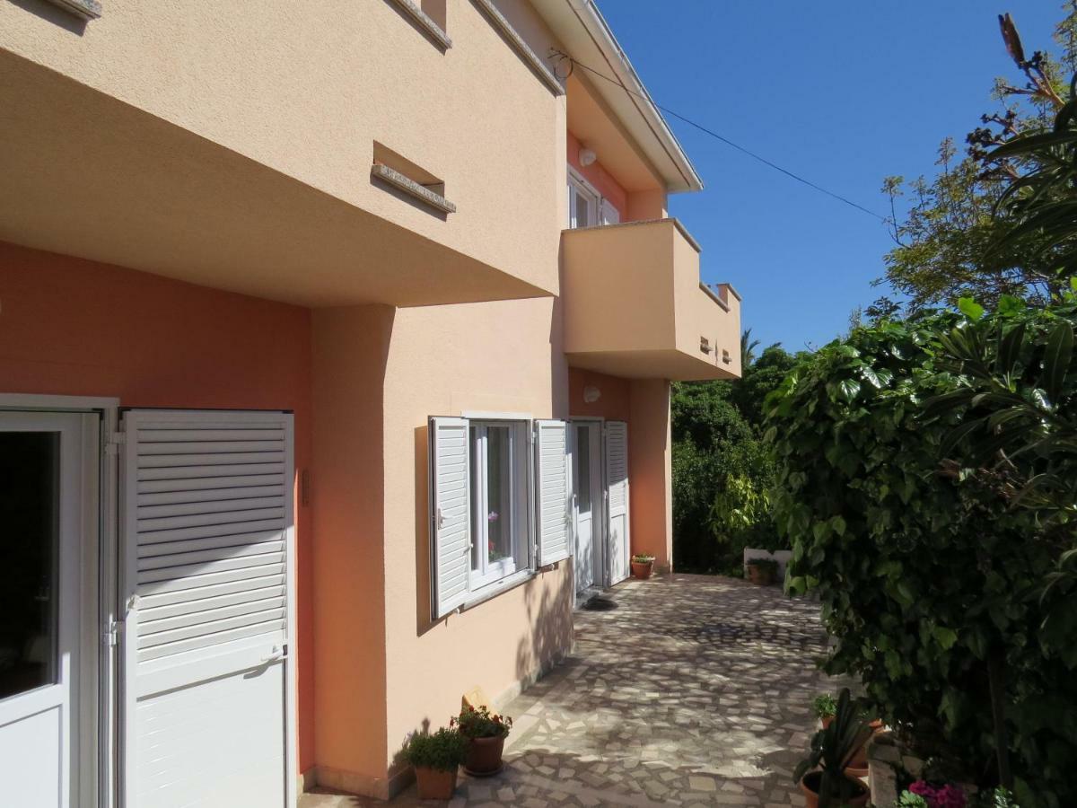 Apartment And Rooms Amenka Novalja Exterior foto