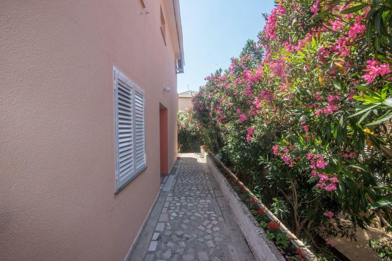 Apartment And Rooms Amenka Novalja Exterior foto